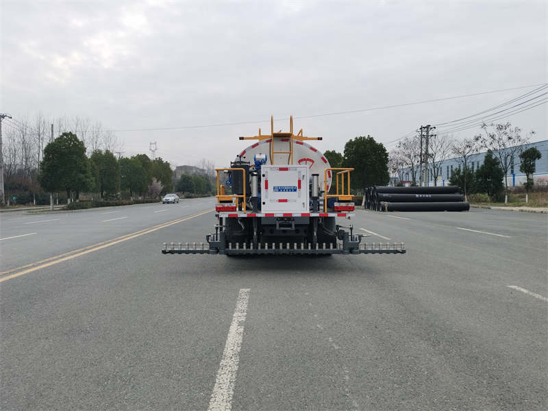 東風(fēng)大多利卡智能型瀝青灑布車(chē)圖片5