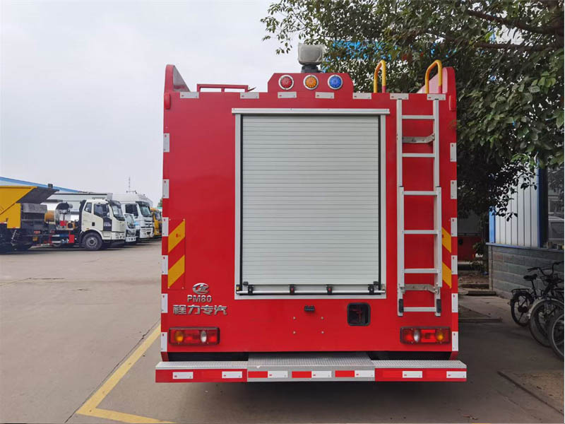 東風(fēng)華神8噸泡沫消防車(chē)圖片3
